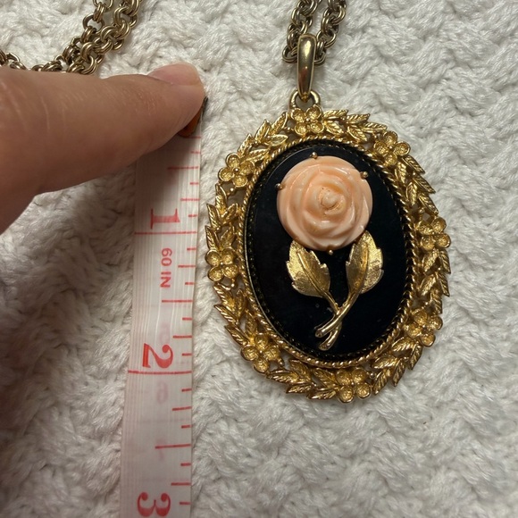 Vintage Avon Serena Rose Cameo Pendant Necklace - Picture 4 of 4